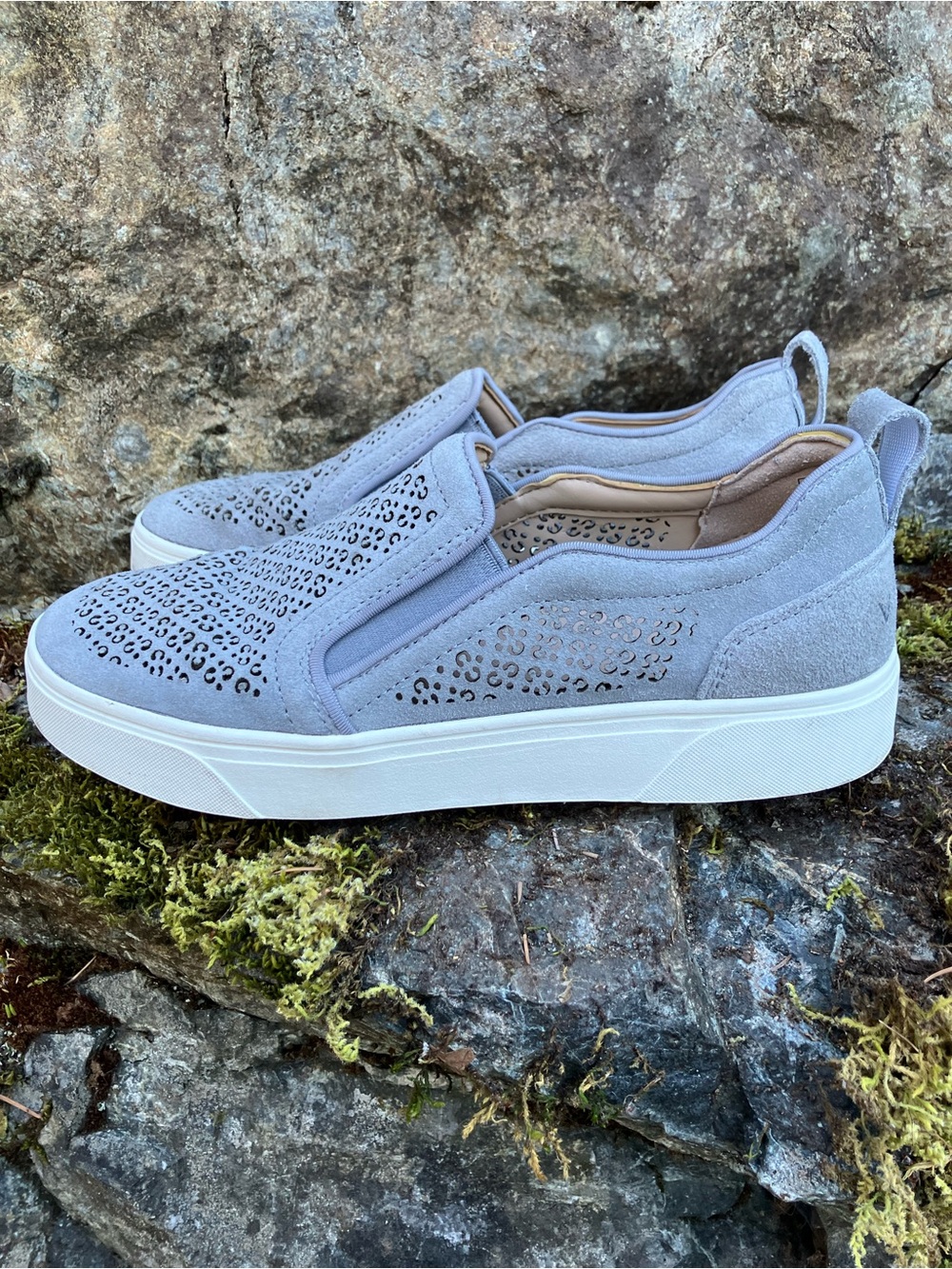Vionic Slip-On Perforated Sneakers in Grey Sz 6.5 - Picture 2 of 6